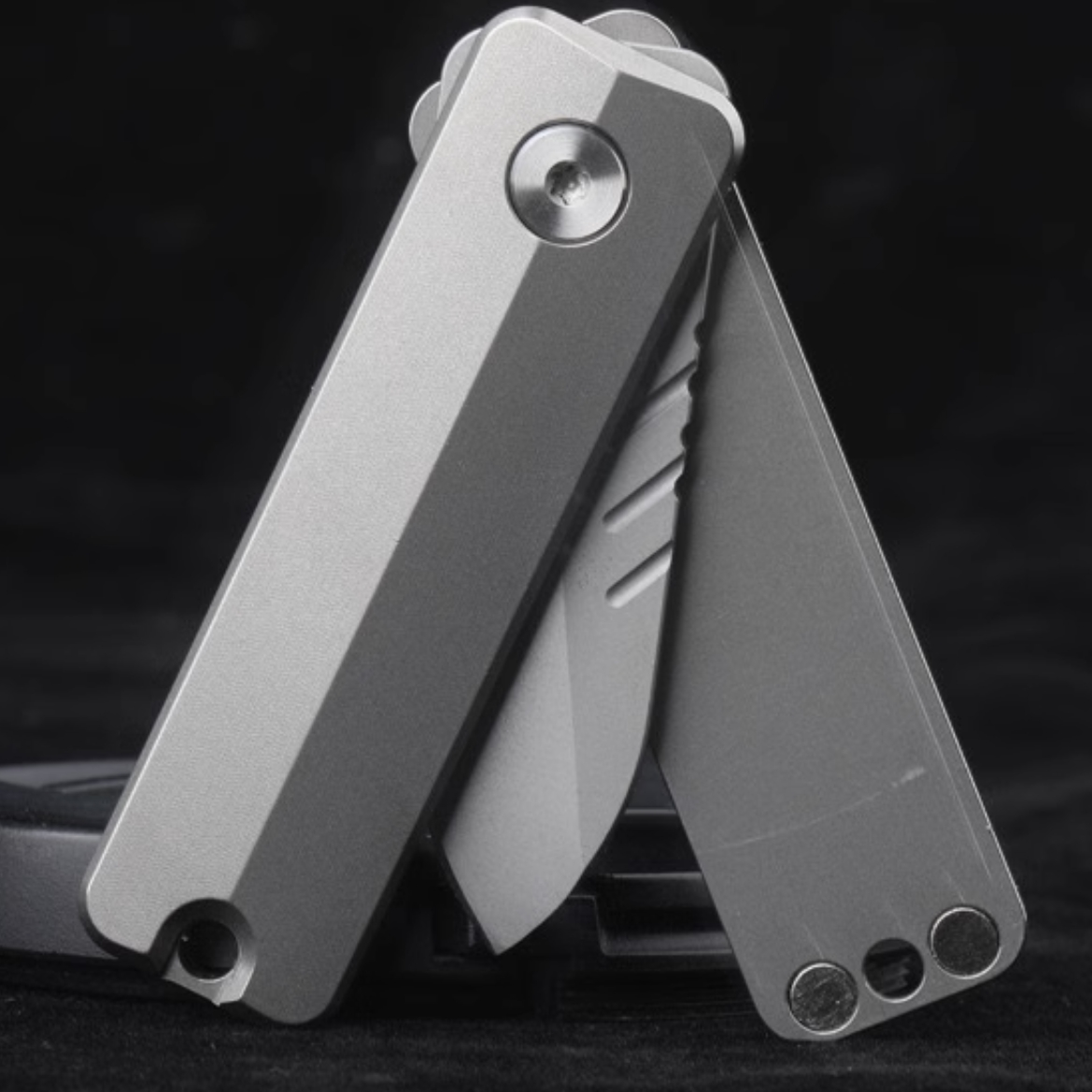 Magnetic Fidget Toy – TiSpin Blade Titanium Utility Knife with D2 Steel EDC Multi-Tool detail image - detail view 15