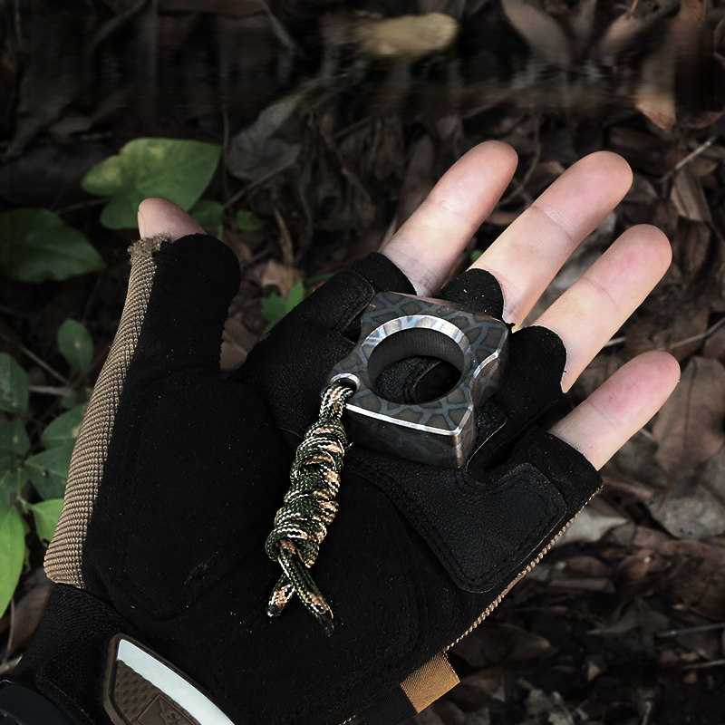 Titanium Ring – Defense with Two-Finger Window Breaker EDC Self-Defense Emergency Tool detail image - detail view 3