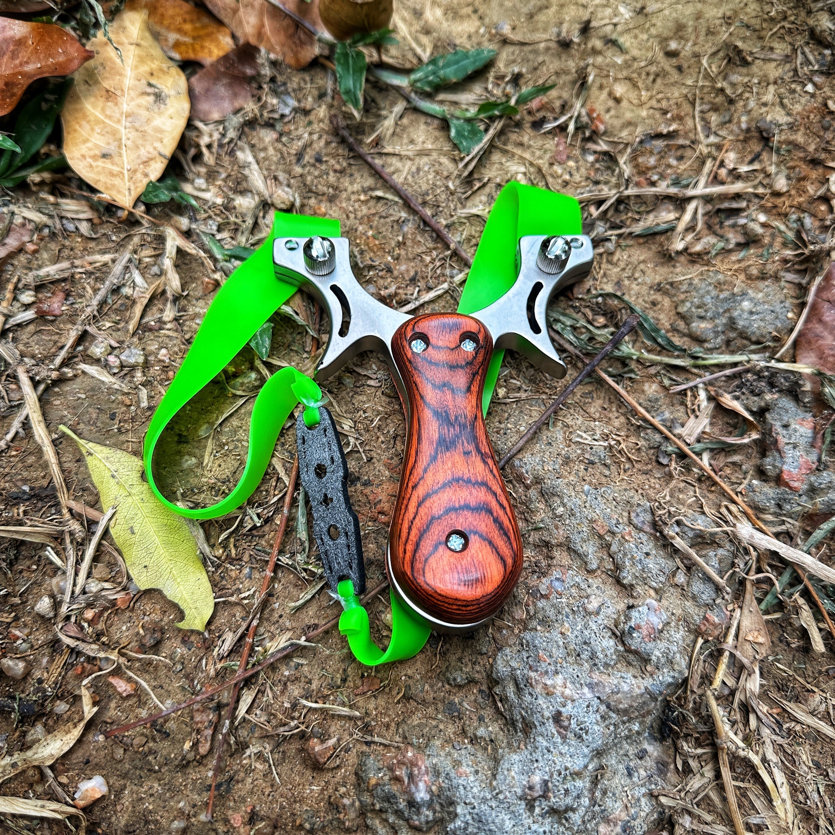 Wrist Brace Slingshot – Rocket with Wooden Handle Steel Fork with Fiber Optic Sight detail image - detail view 3